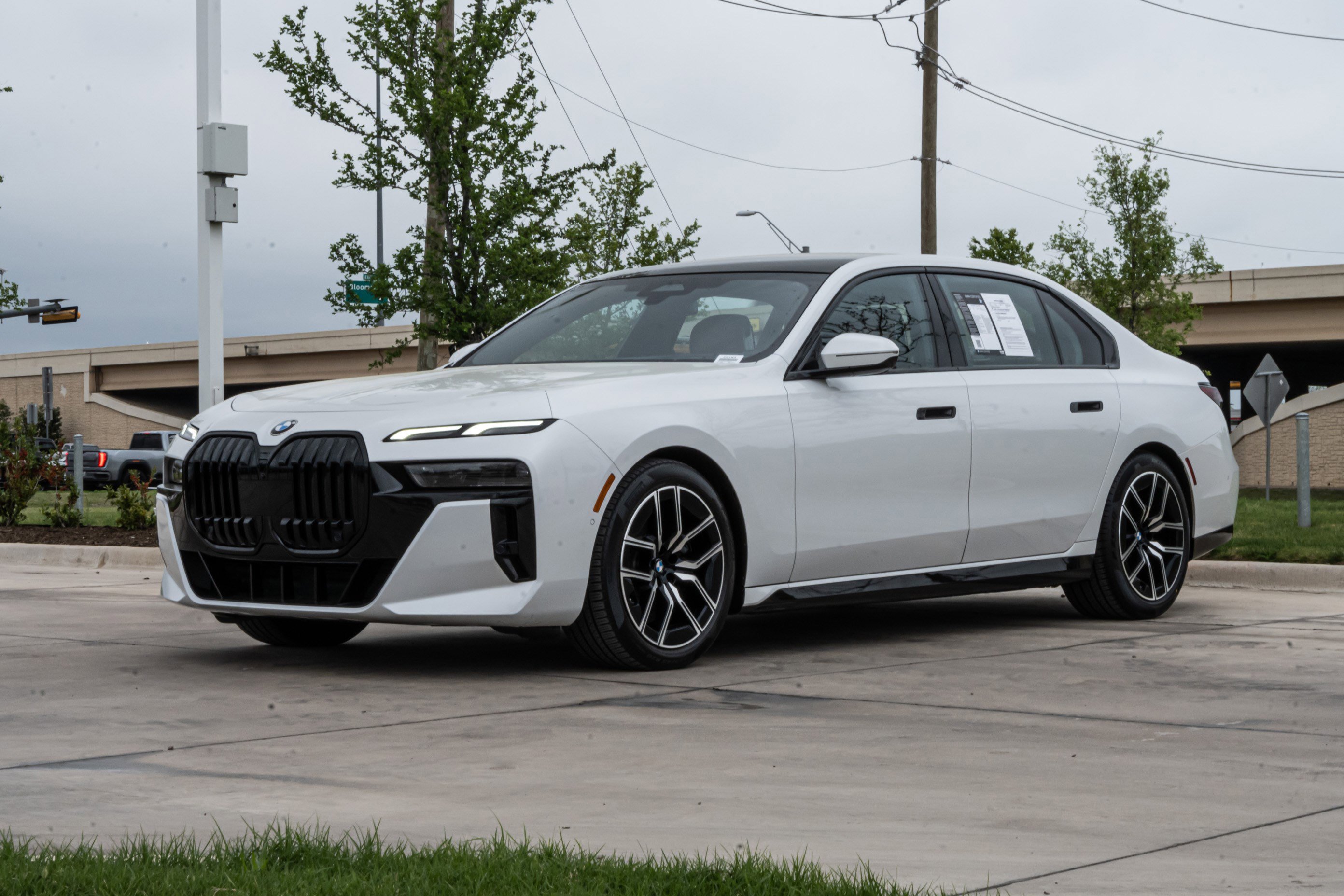 Certified 2023 BMW 740i w/ Parking Assistance Package image 5