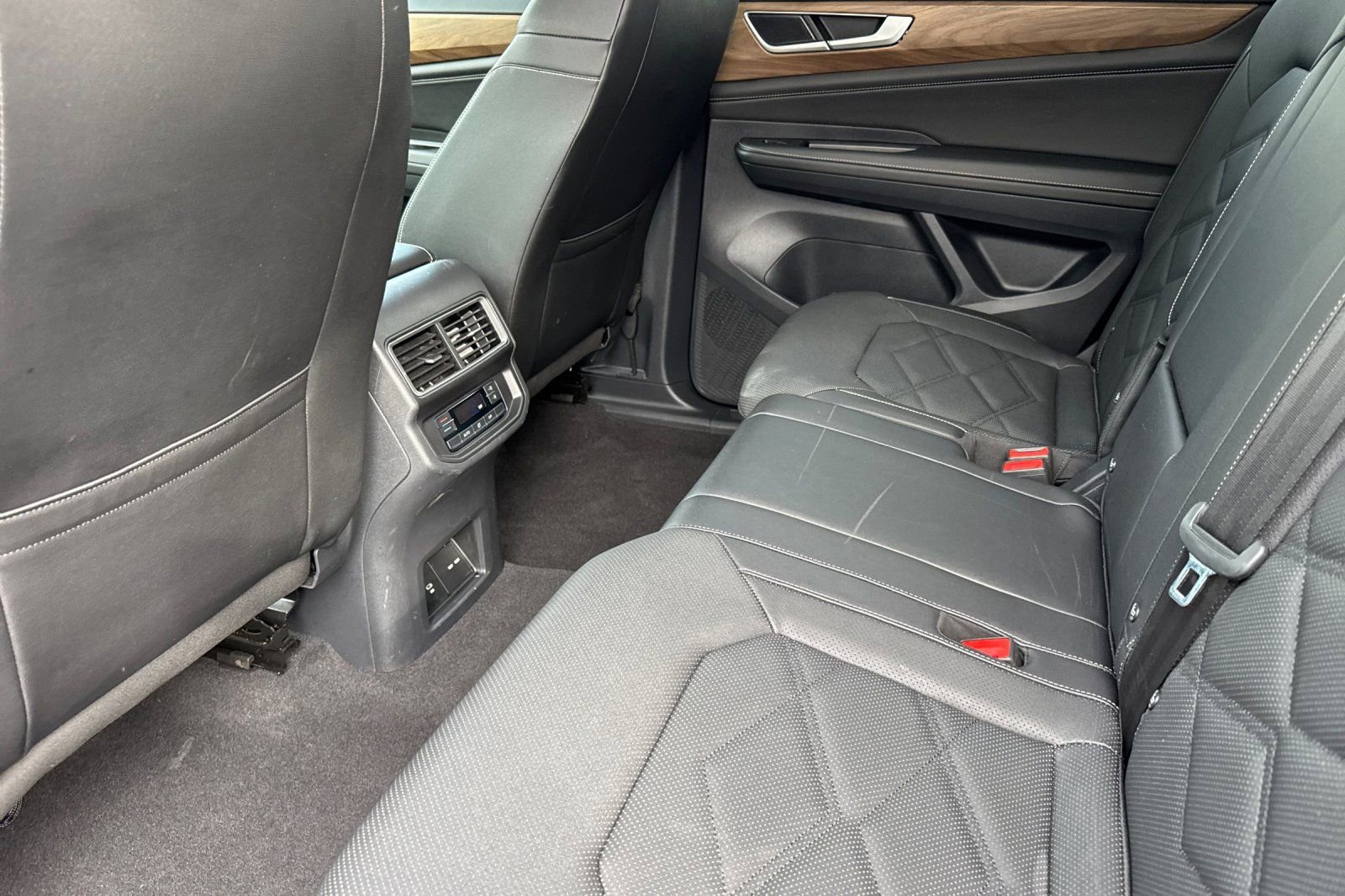 Used 2025 Volkswagen Atlas SE image 12