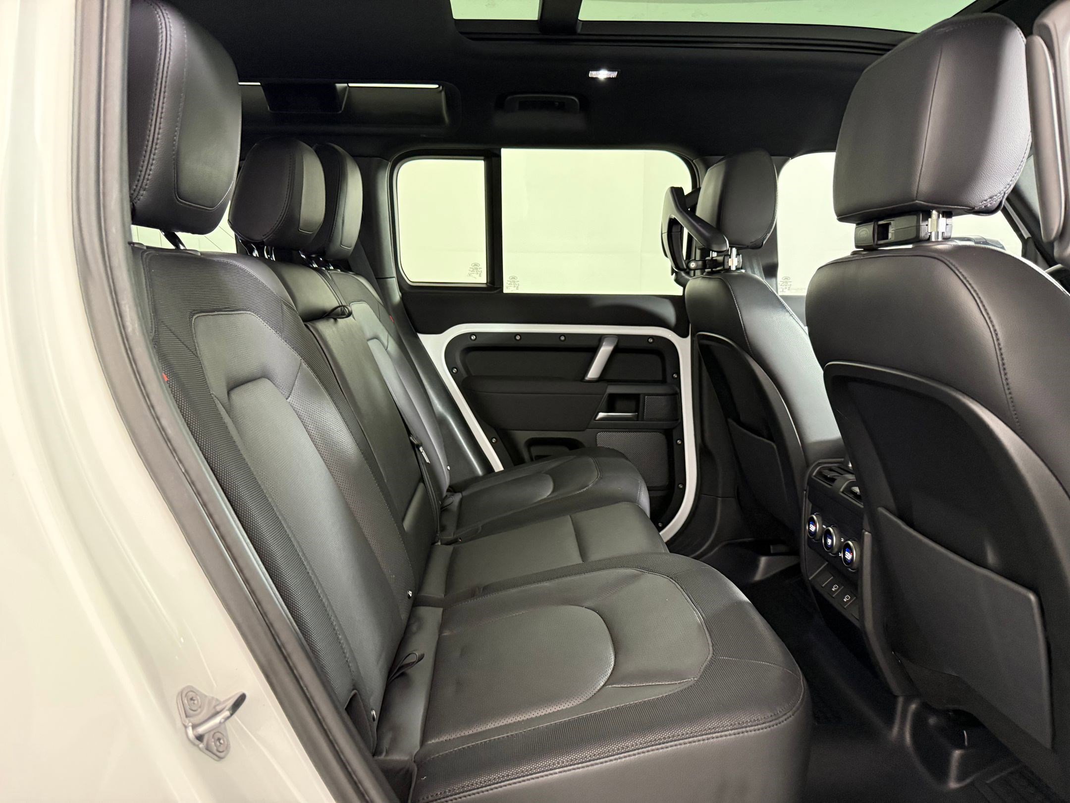 Used 2023 Land Rover Defender 110 X-Dynamic SE image 28