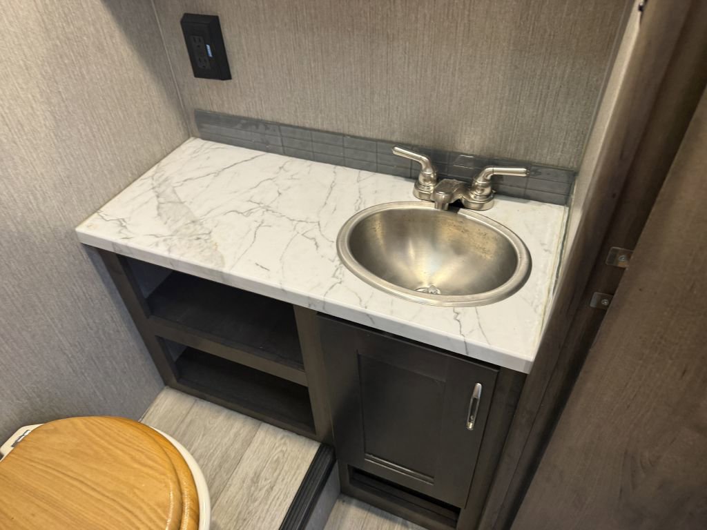 Used 2023 Ford E-450 and Econoline 450 Super Duty w/ Motorhome Prep Package image 65