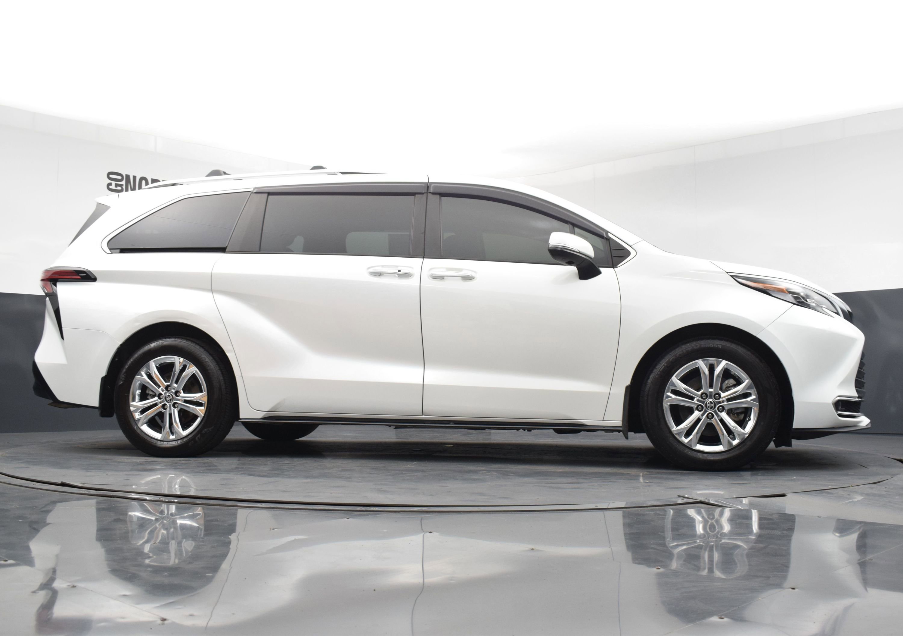 Used 2022 Toyota Sienna Platinum AWD/4WD image 39