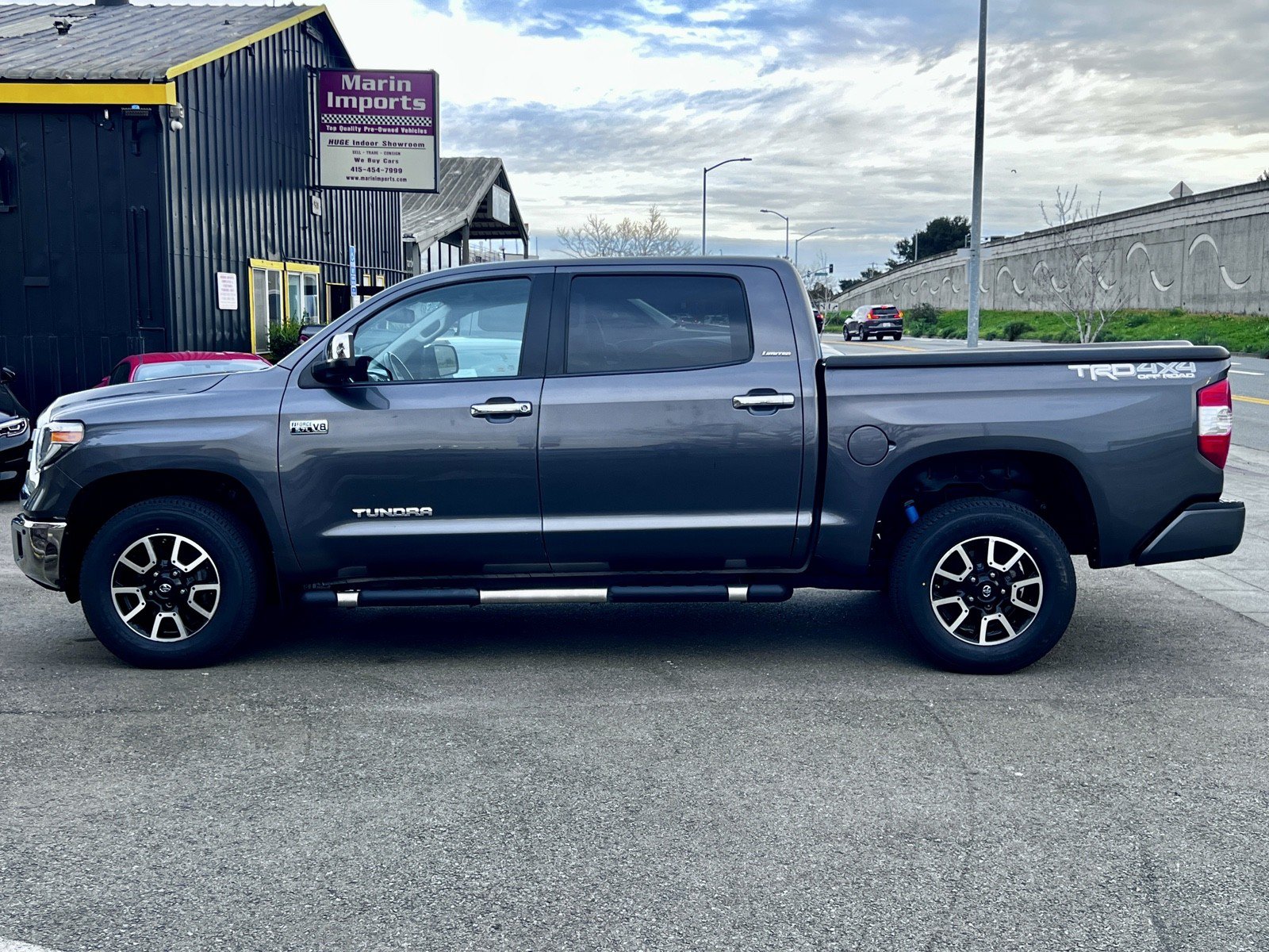 Used 2018 Toyota Tundra Limited w/ Limited Premium Package AWD/4WD image 9