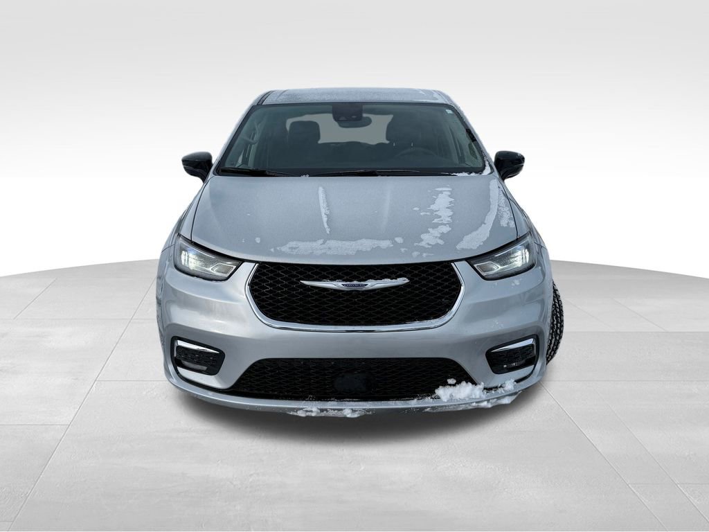 Used 2024 Chrysler Pacifica Touring-L image 2