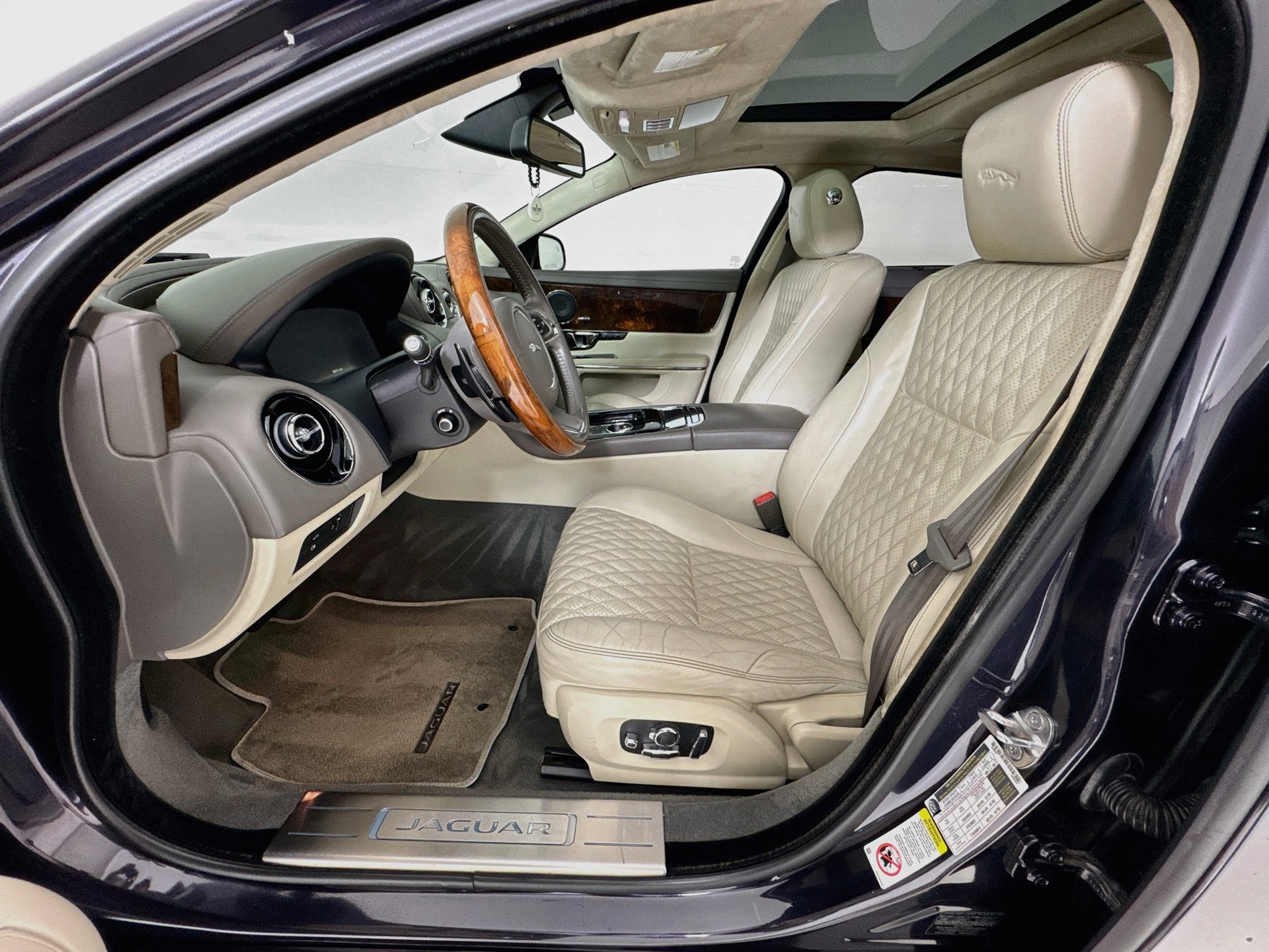 Used 2017 Jaguar XJ L Portfolio RWD image 20
