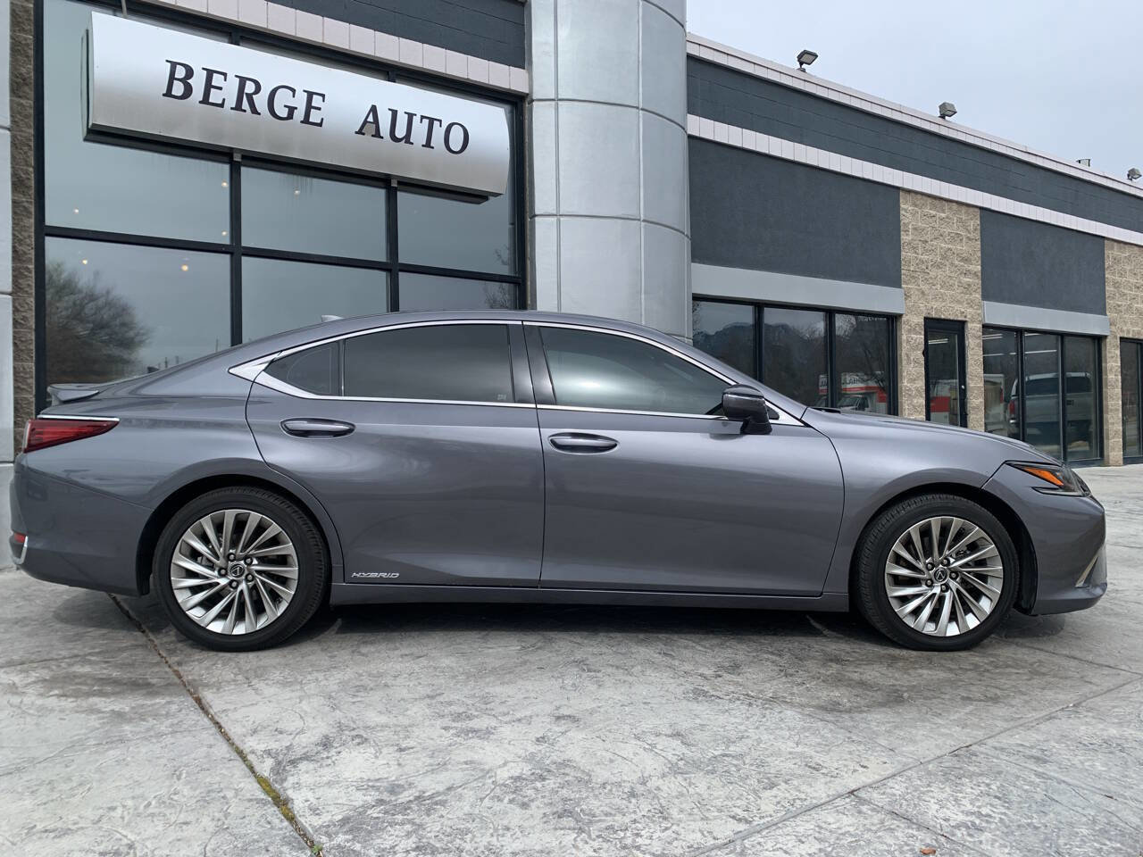 Used 2019 Lexus ES 300h Ultra Luxury w/ Accessory Package 2 image 6