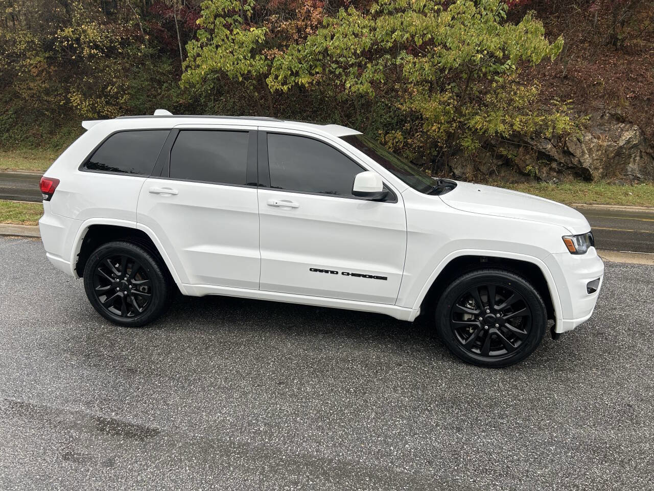 Used 2017 Jeep Grand Cherokee Altitude image 10