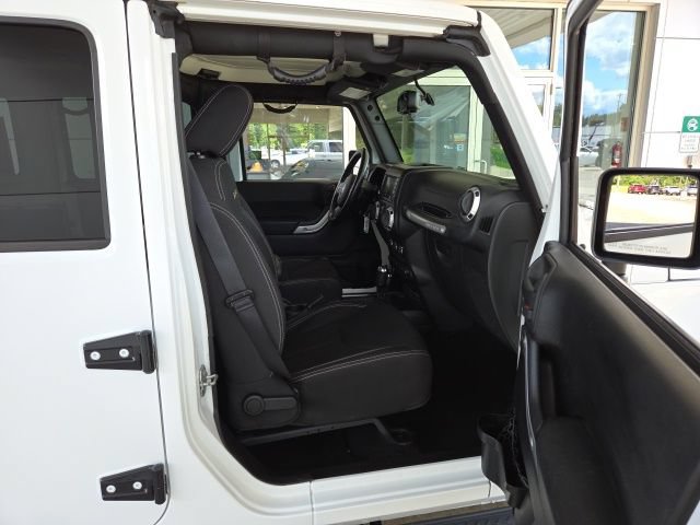 Used 2015 Jeep Wrangler Unlimited Sahara w/ Connectivity Group AWD/4WD image 44