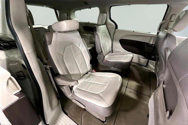 Used 2017 Chrysler Pacifica Touring-L image 22