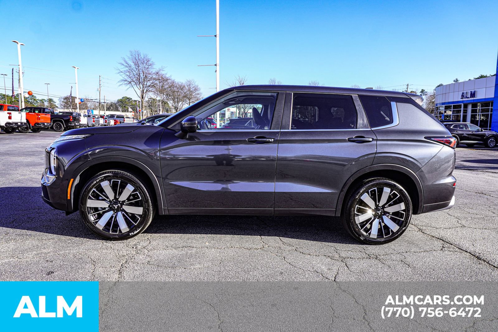 Used 2025 Mitsubishi Outlander SE image 10