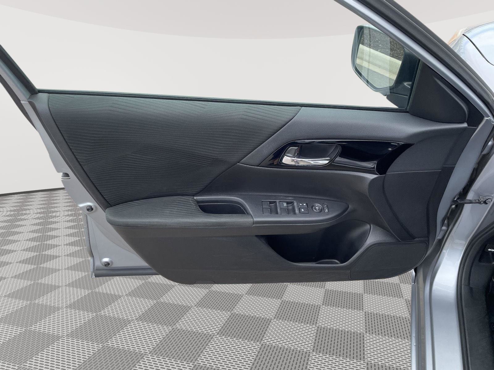 Used 2017 Honda Accord LX image 22