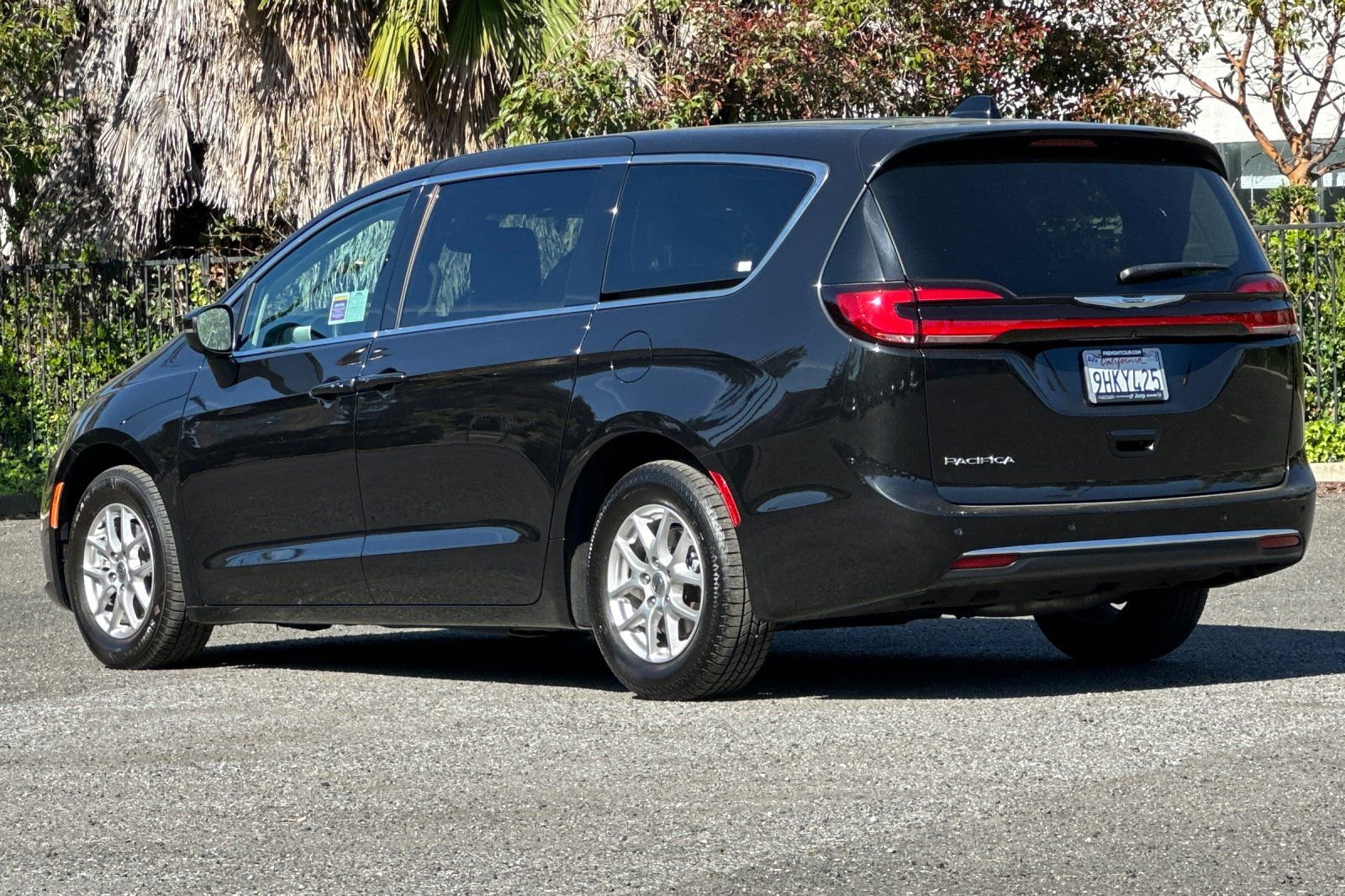 Used 2023 Chrysler Pacifica Touring-L image 5