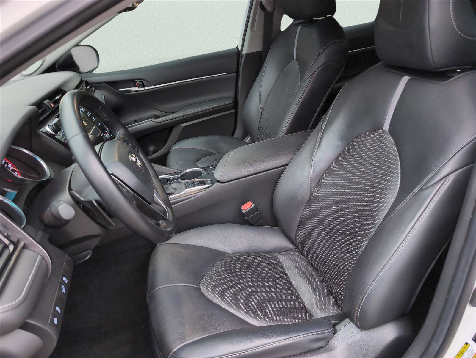 Used 2020 Toyota Camry XSE image 10