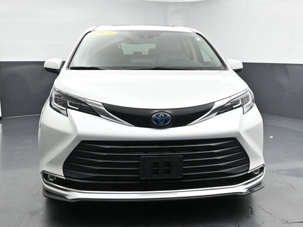 Used 2022 Toyota Sienna XLE image 3
