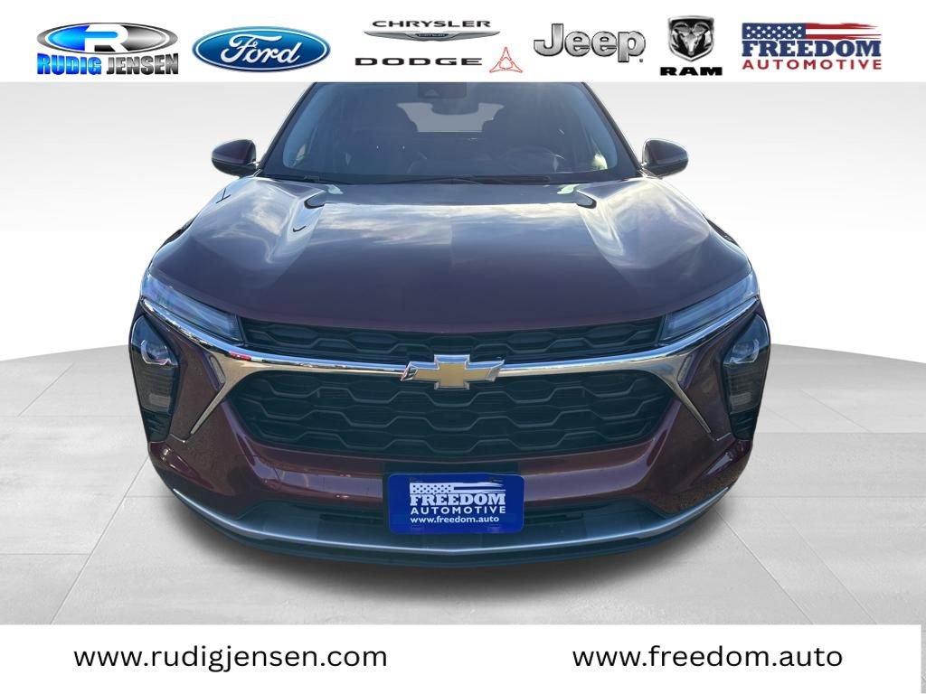 Used 2025 Chevrolet Trax LT image 2