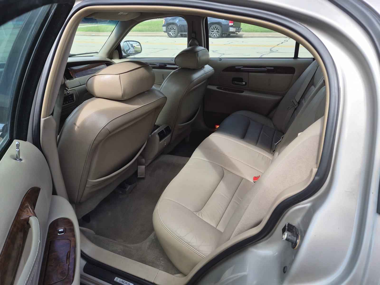 Used 2001 Lincoln Town Car Signature RWD image 6