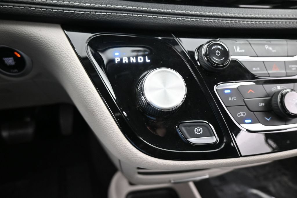 Used 2023 Chrysler Pacifica Touring-L FWD image 26