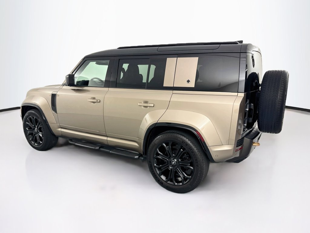 Used 2025 Land Rover Defender 110 AWD/4WD image 7