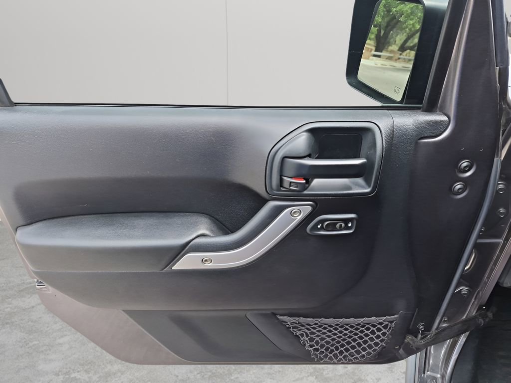 Used 2016 Jeep Wrangler Unlimited Rubicon w/ Connectivity Group image 26