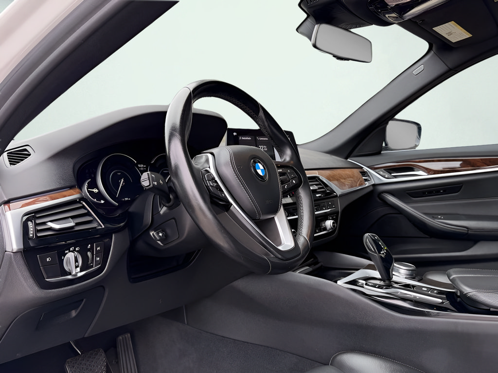 Used 2018 BMW 530e RWD image 2