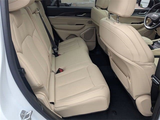 New 2026 Jeep Grand Cherokee Limited w/ Luxury Tech Group II AWD/4WD image 28