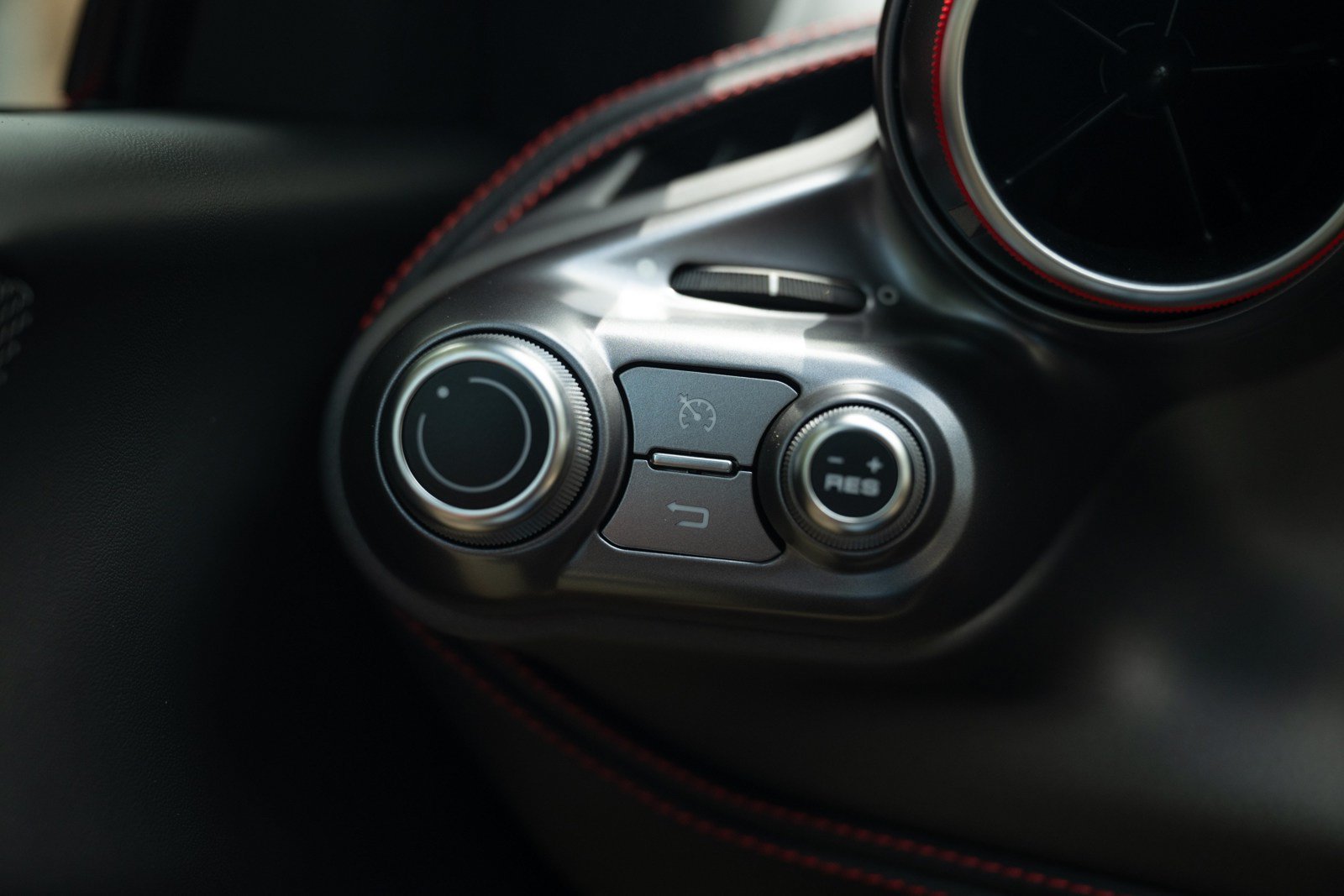 Used 2023 Ferrari F8 Tributo RWD image 33