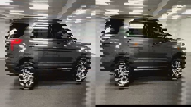 Used 2017 Ford Explorer XLT w/ Equipment Group 202A image 9