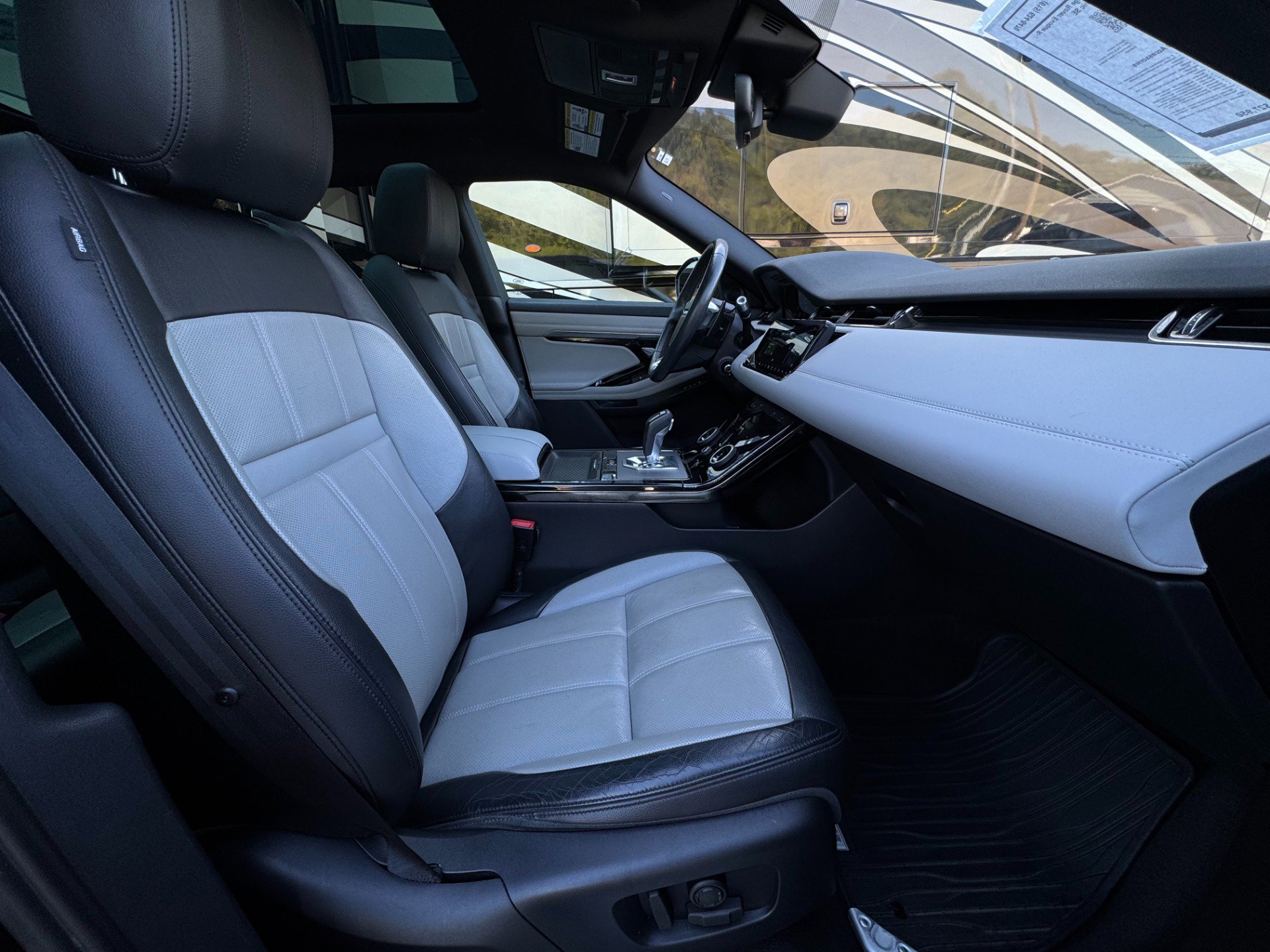 Used 2020 Land Rover Range Rover Evoque R-Dynamic SE image 24