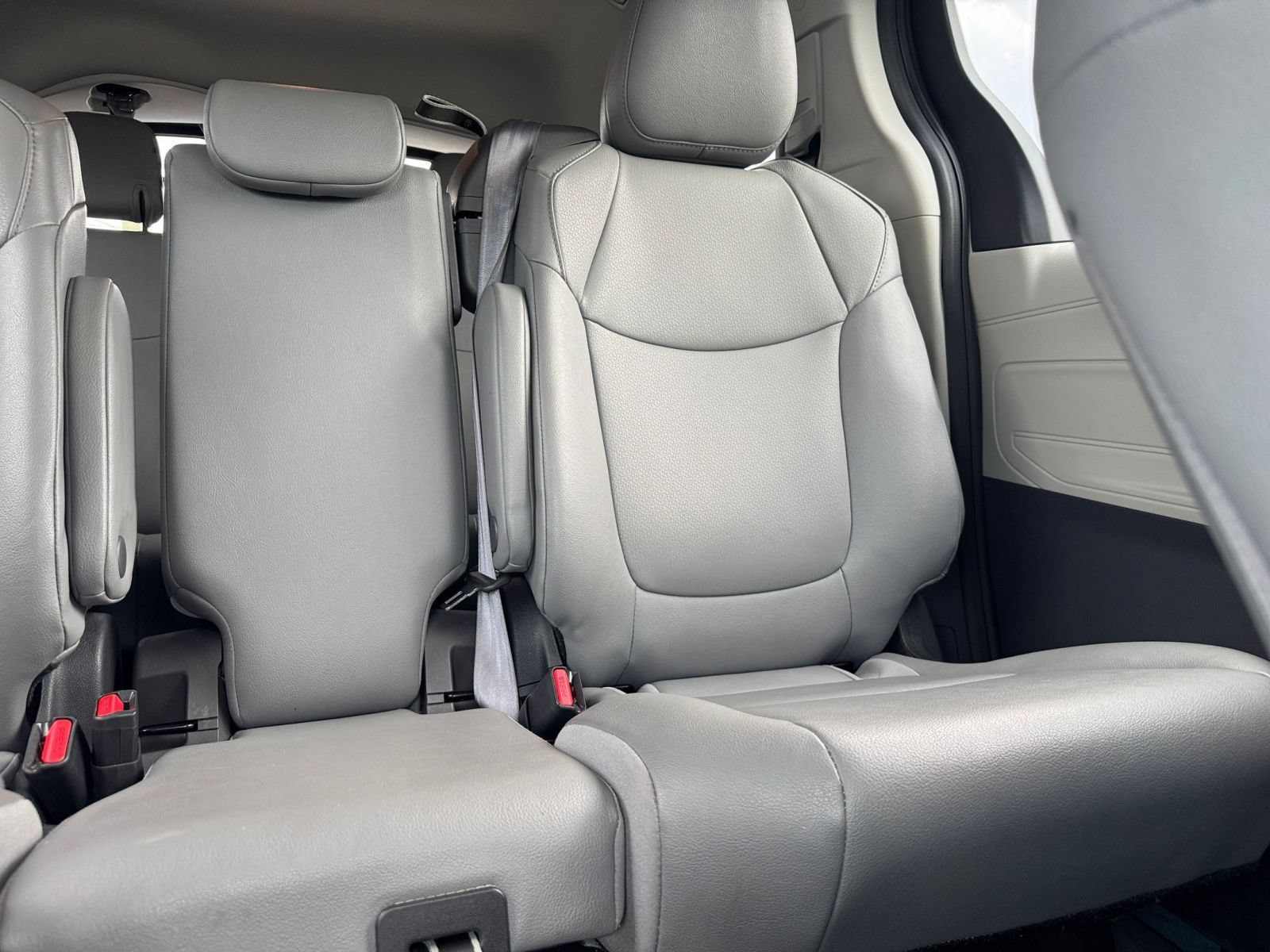 Used 2024 Toyota Sienna XLE FWD image 39