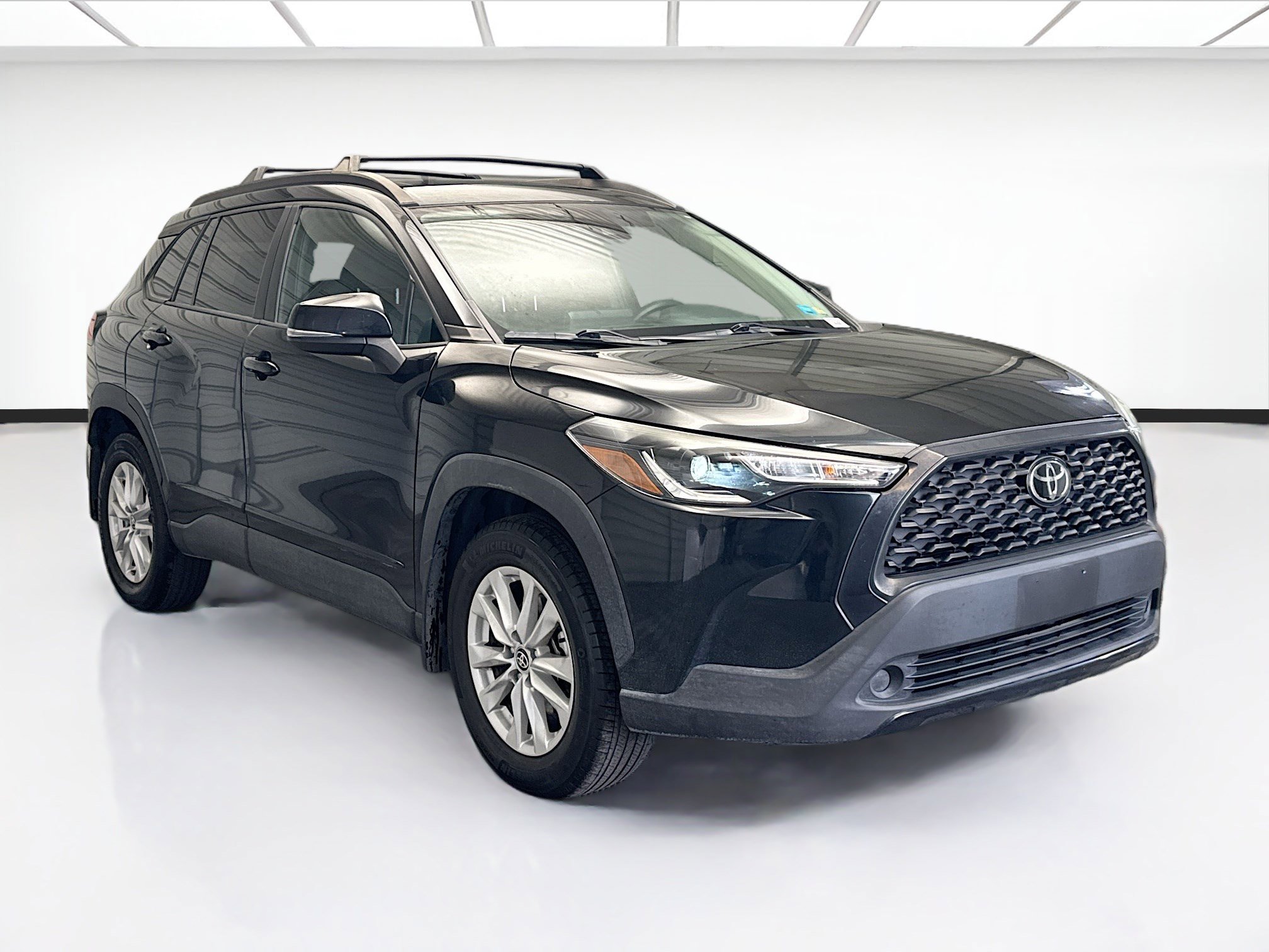 Used 2022 Toyota Corolla Cross LE image 3