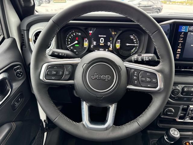 Used 2025 Jeep Wrangler Unlimited Sahara AWD/4WD image 15