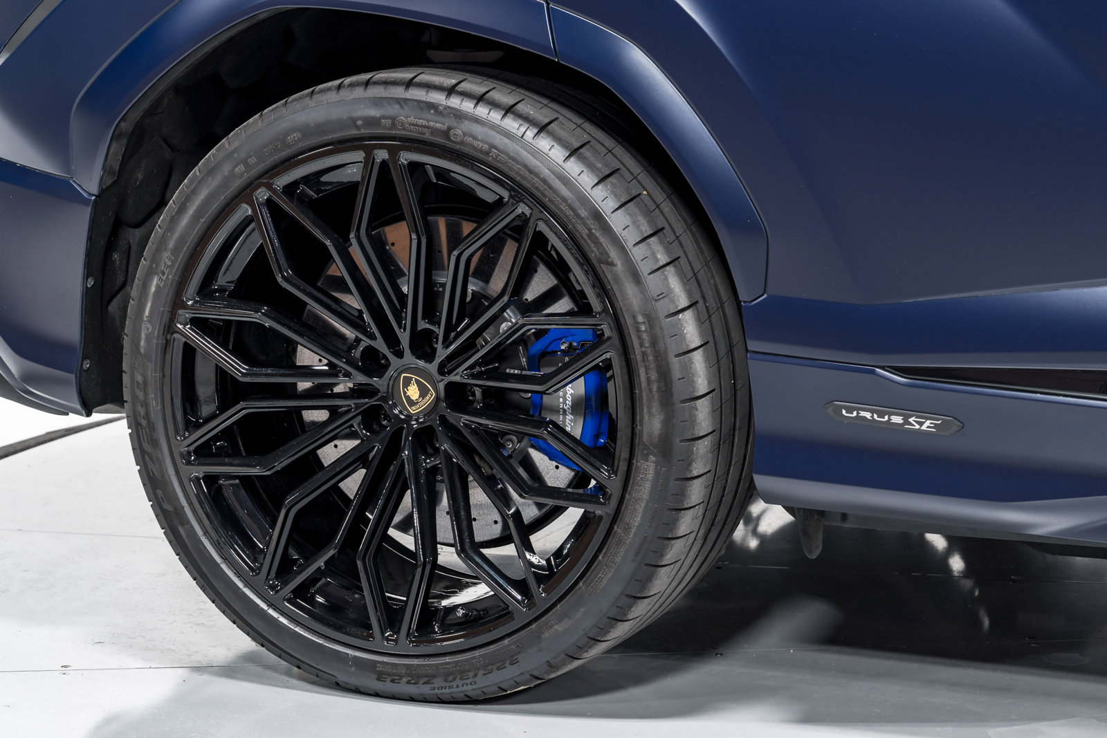 Used 2025 Lamborghini Urus SE AWD/4WD image 54