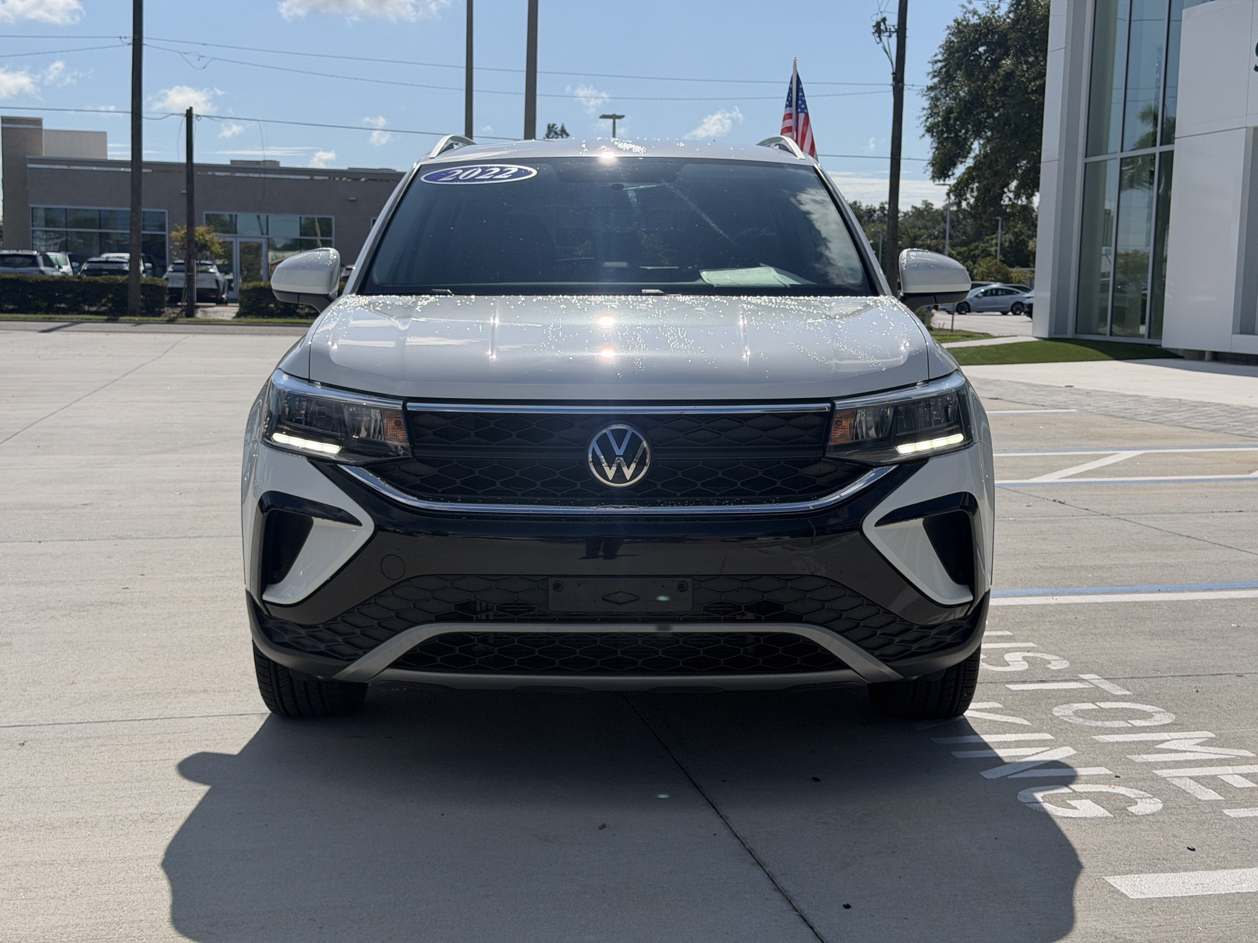 Used 2022 Volkswagen Taos SE FWD image 2