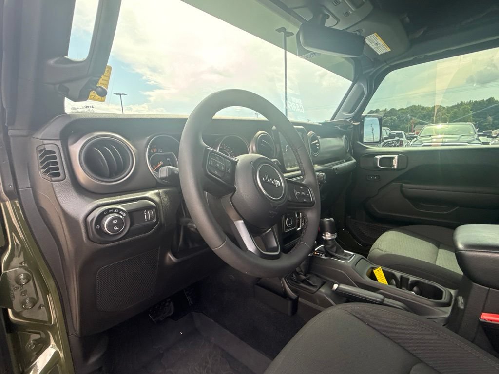 Used 2023 Jeep Gladiator Sport AWD/4WD image 13