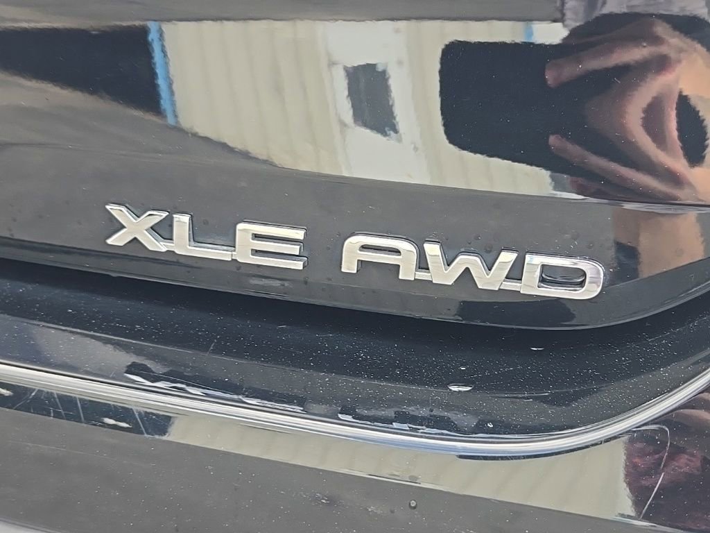 Used 2021 Toyota Highlander XLE AWD/4WD image 8