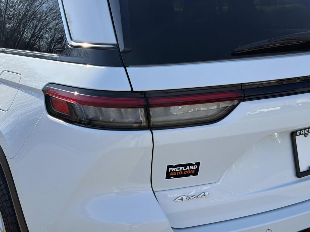 Used 2024 Jeep Grand Cherokee Laredo image 12