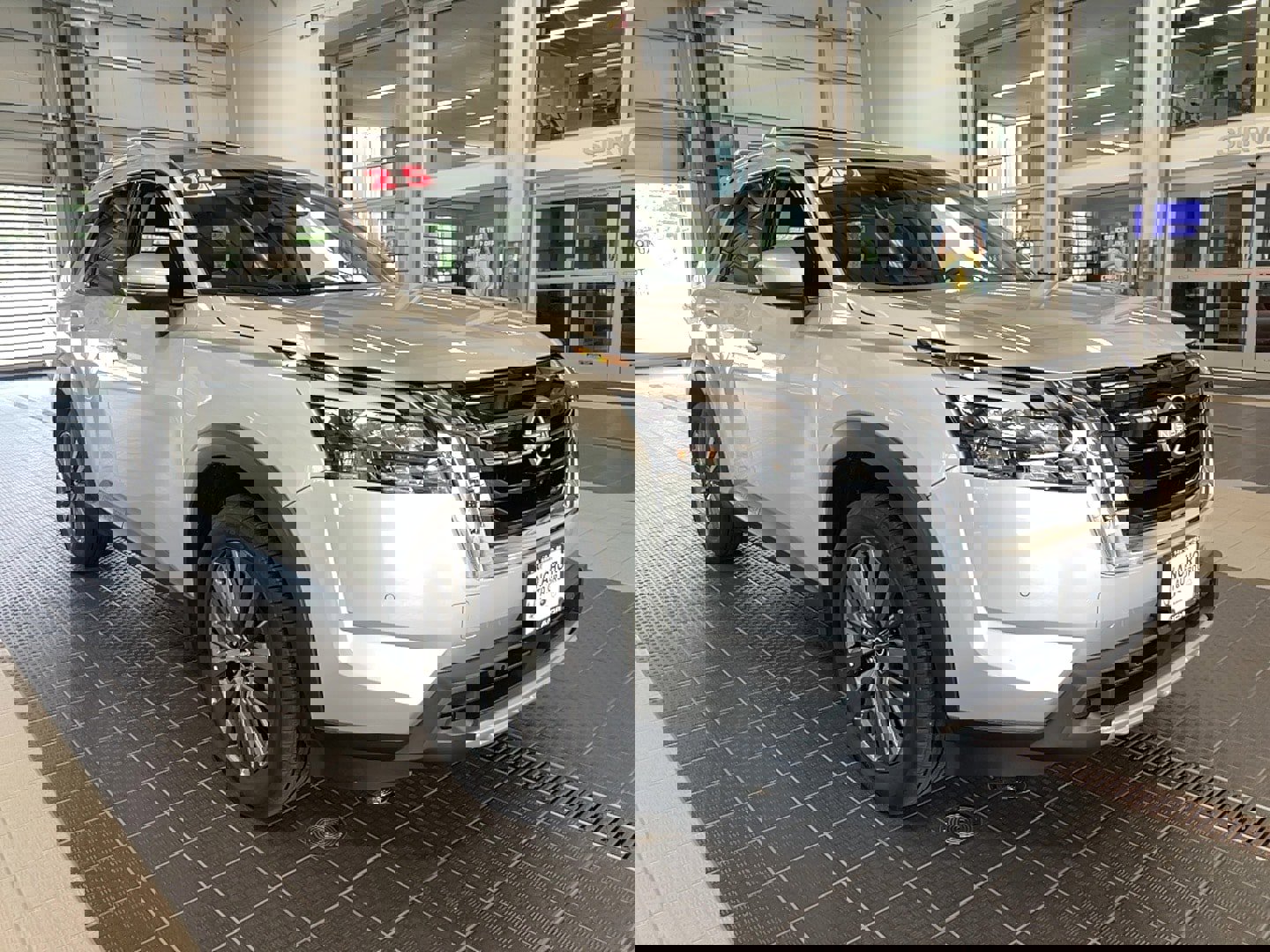 Used 2025 Nissan Pathfinder SL w/ SL Premium Package image 1