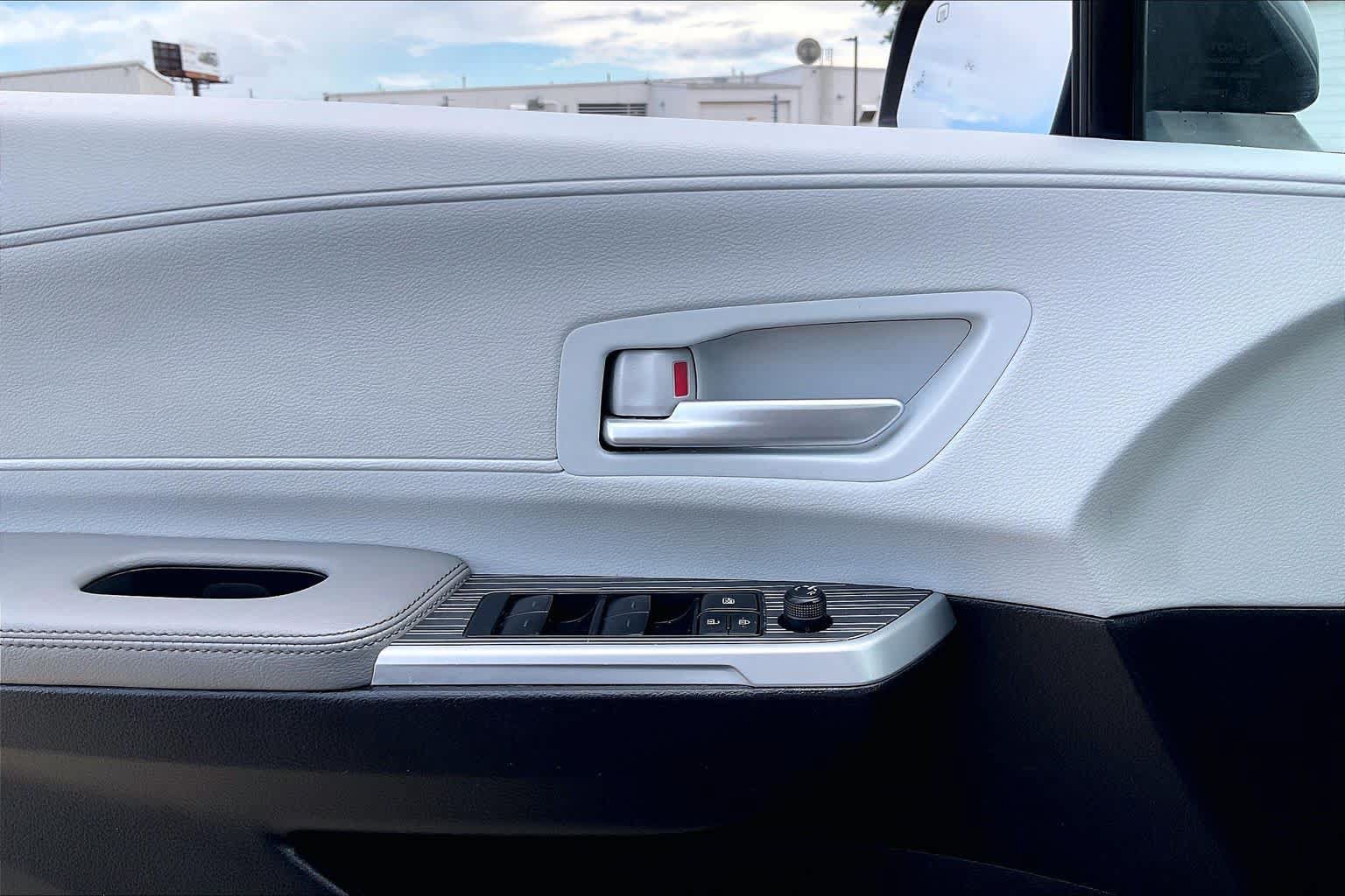 Used 2025 Toyota Sienna XLE FWD image 34