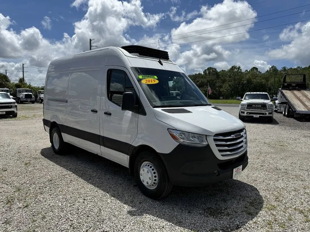 Used 2019 Freightliner Sprinter 144 RWD image 3