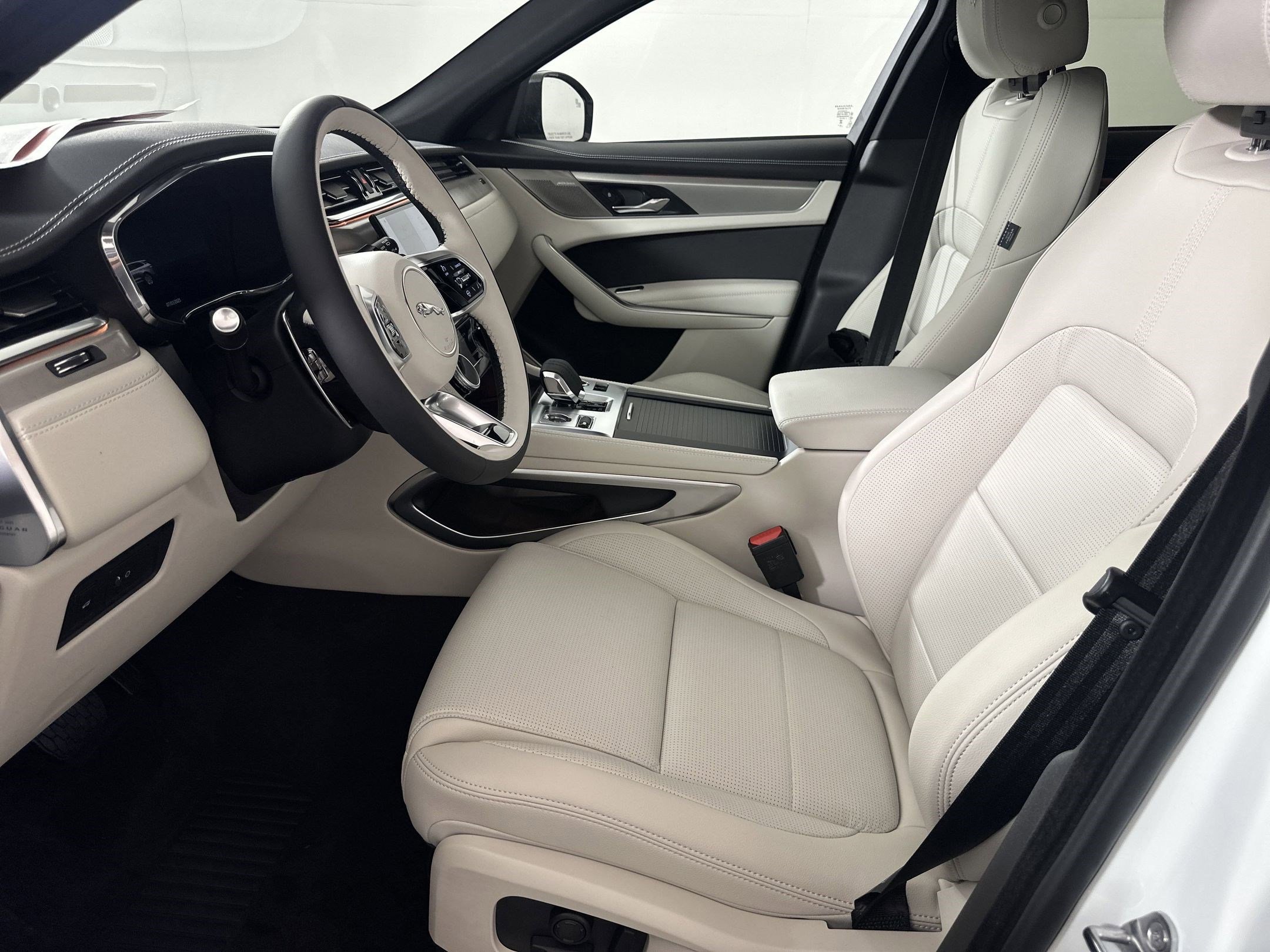 Used 2026 Jaguar F-PACE R-Dynamic S image 3