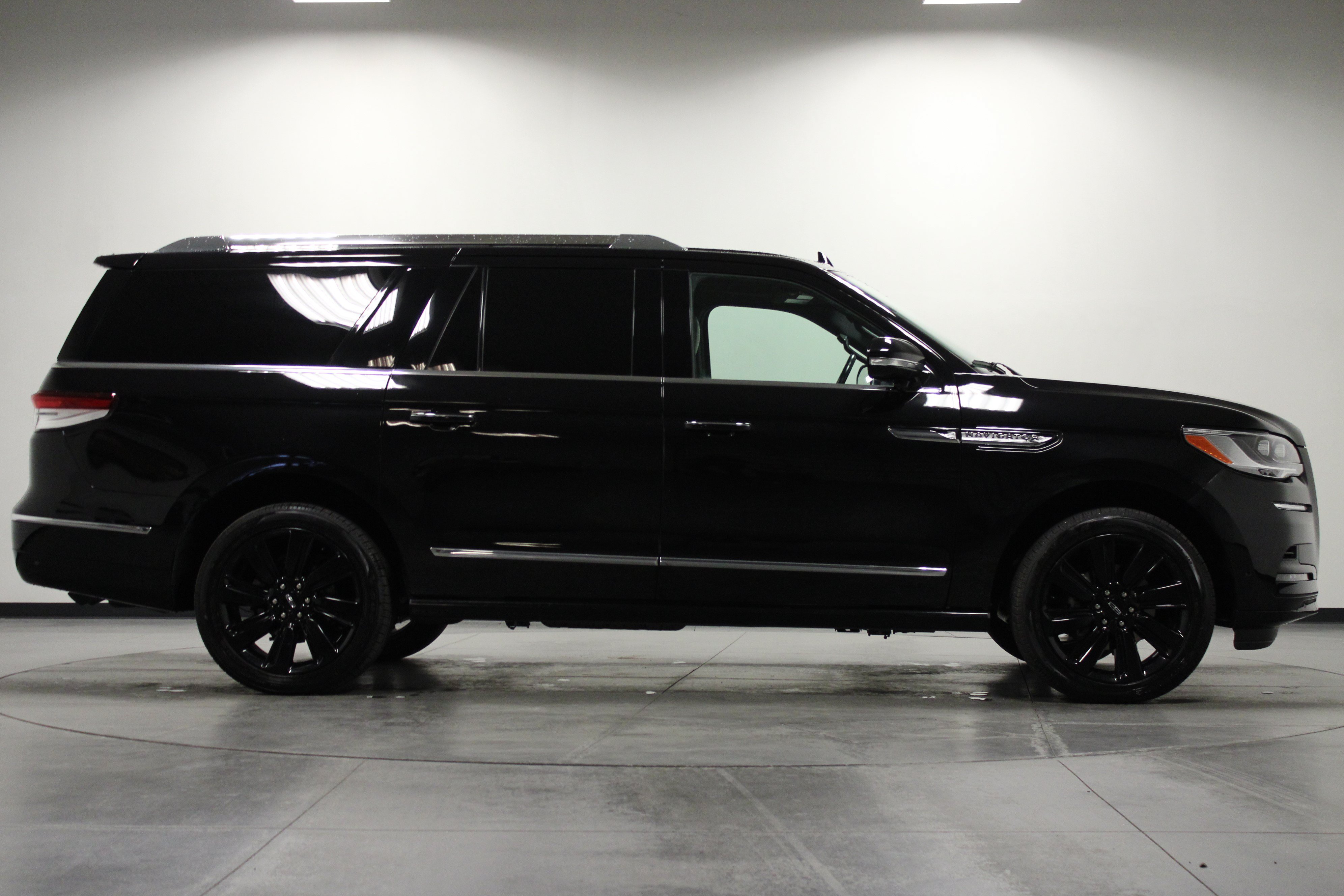 Used 2024 Lincoln Navigator L Reserve AWD/4WD image 3