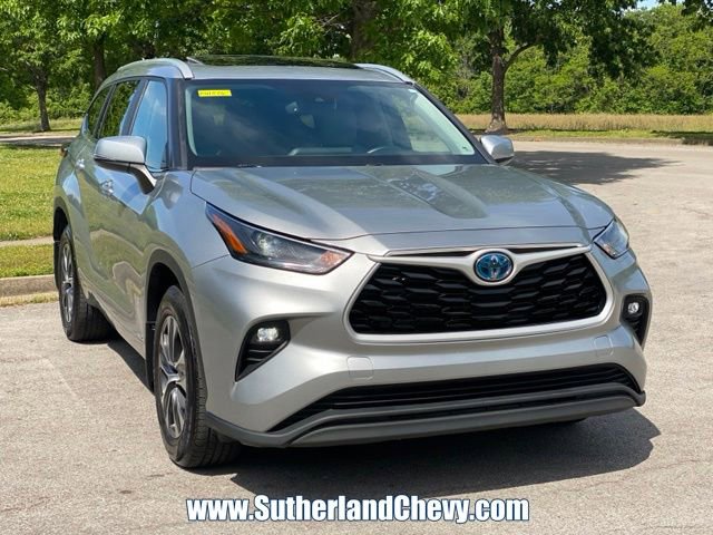 Used 2024 Toyota Highlander XLE AWD/4WD image 1