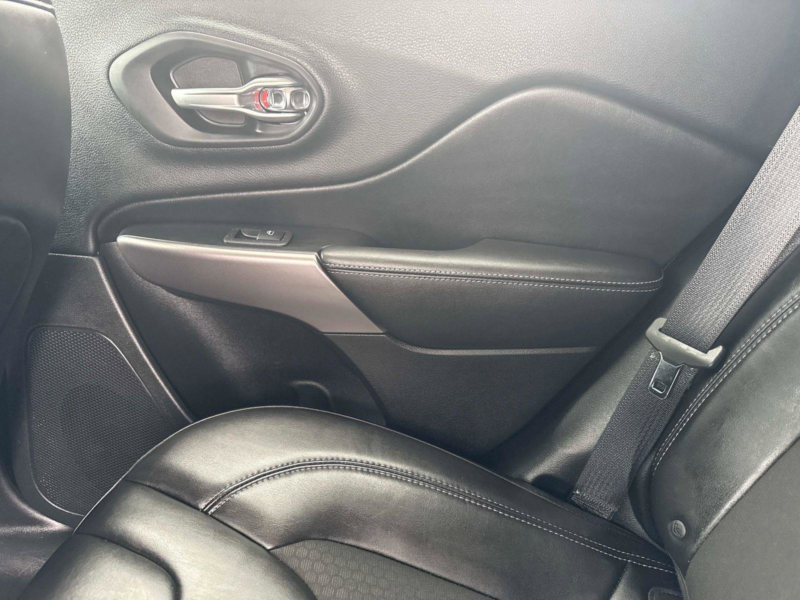 Used 2019 Jeep Cherokee Latitude Plus w/ Cold Weather Group image 15