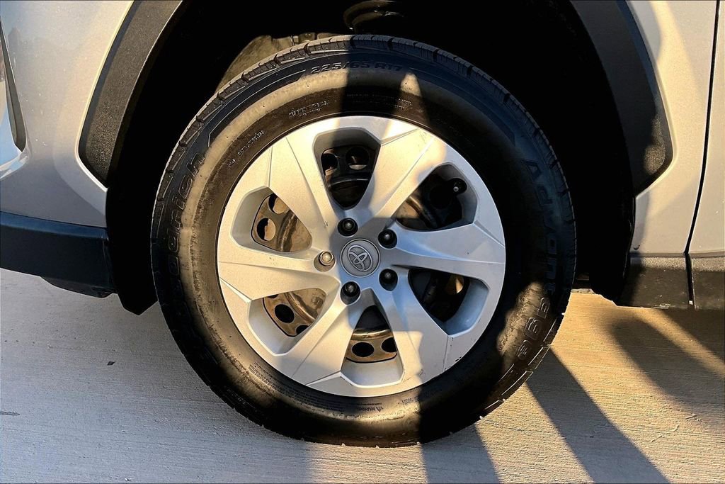 Used 2019 Toyota RAV4 LE image 11