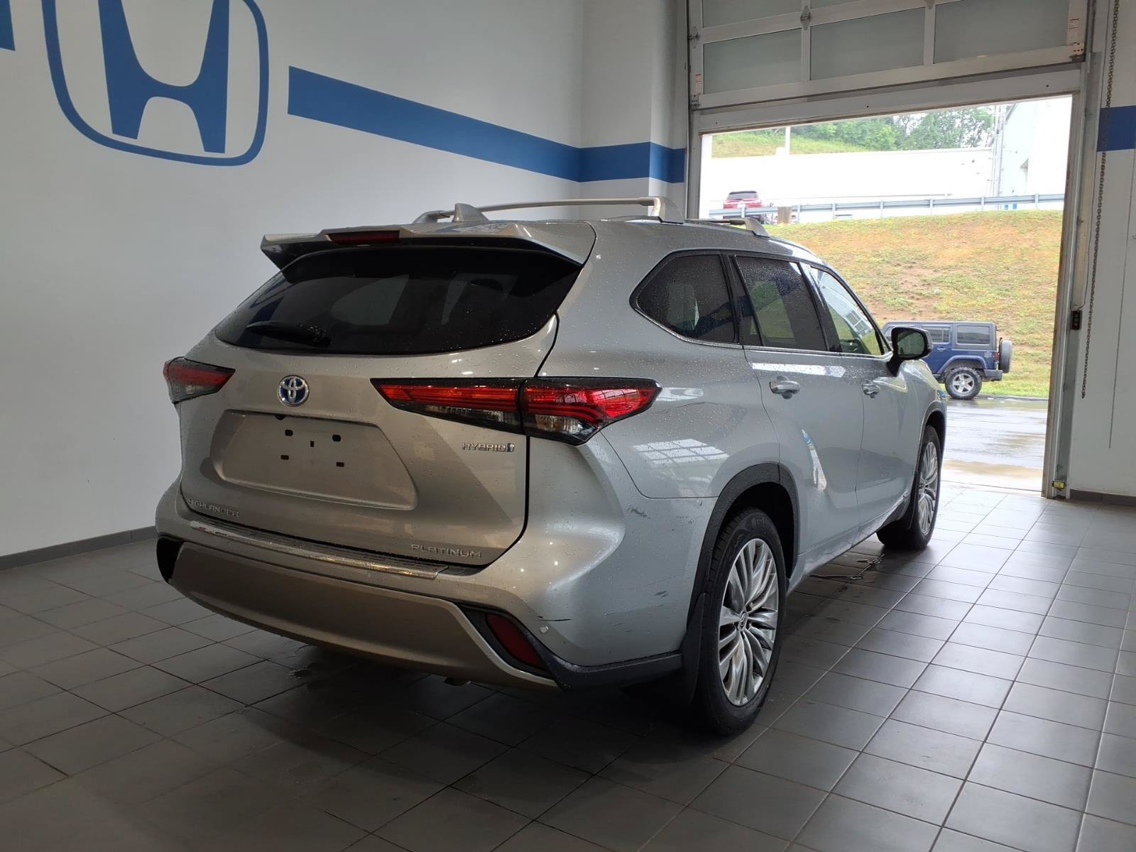 Used 2023 Toyota Highlander Platinum AWD/4WD image 5