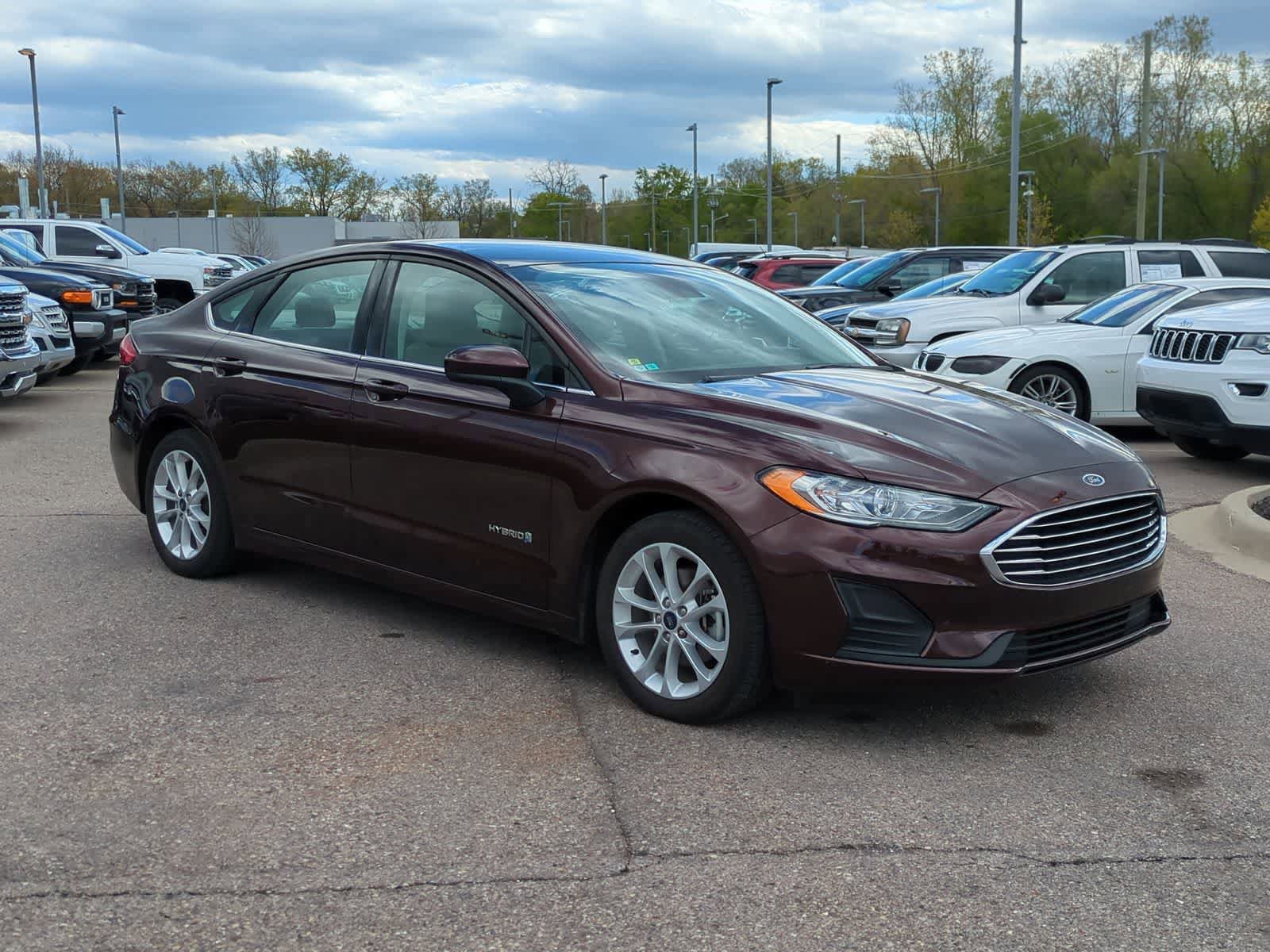 Used 2019 Ford Fusion SE FWD image 2