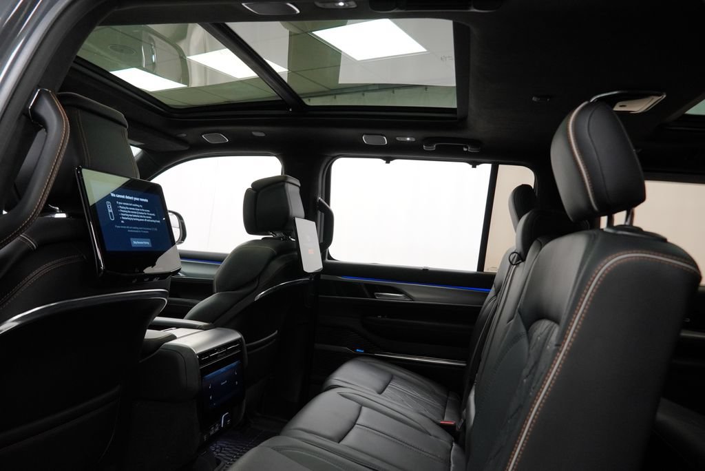Used 2022 Jeep Grand Wagoneer Series III w/ Rear Seat Video Group 1 AWD/4WD image 15