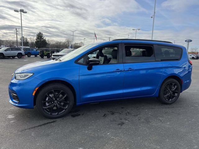 New 2026 Chrysler Pacifica Select w/ S Appearance Package AWD/4WD image 3