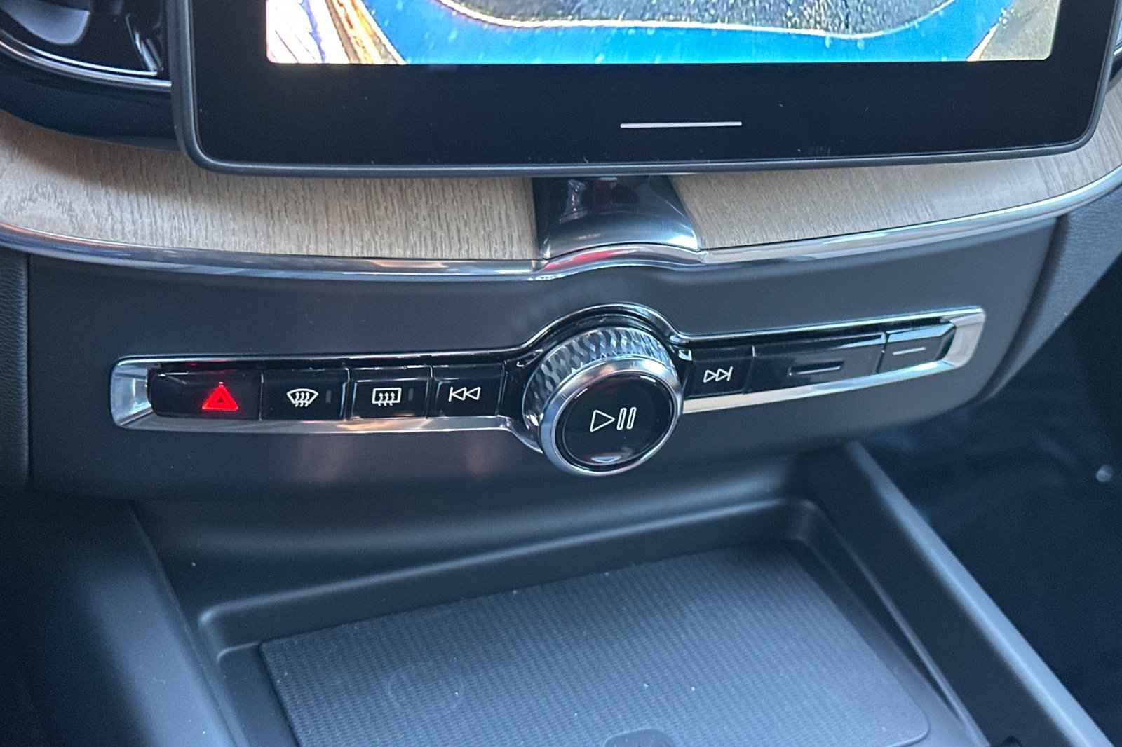 New 2026 Volvo XC60 B5 Plus w/ Climate Package image 18