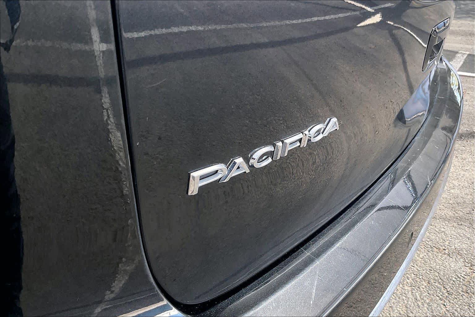 Used 2023 Chrysler Pacifica Touring-L image 10