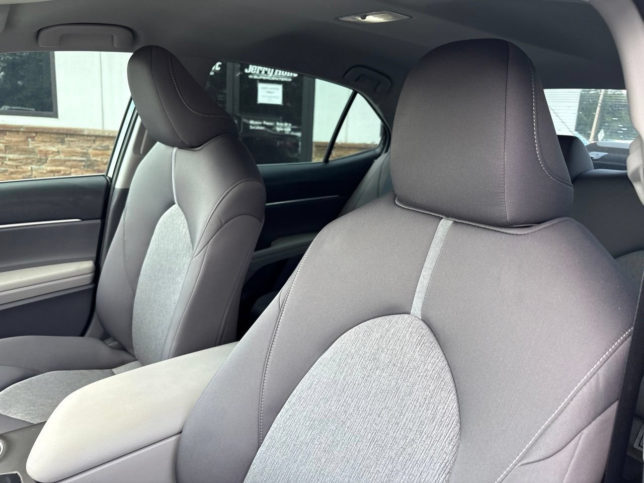 Used 2022 Toyota Camry LE FWD image 3